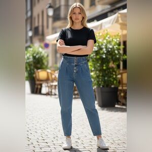 Hollister ’80s Ultra High-Rise Mom Jeans
Size W26 L26